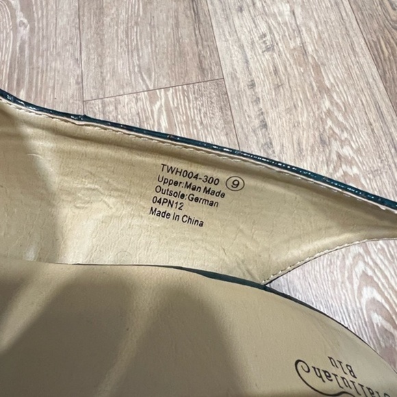 Tallulah Blu Sexy Teal Textured Round Toe Pumps - Picture 5 of 15